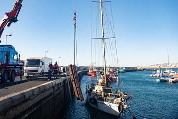El Cabildo extrae 25 grandes sacas de plásticos y cabos, neumáticos y carros de la compra de los fondos del muelle de Taliarte/TA.